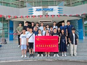 一群人站在一起描述已自动生成