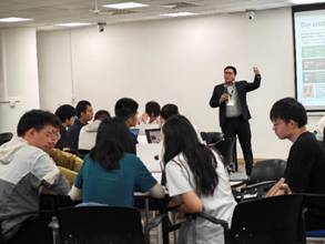 会议室里的人们描述已自动生成